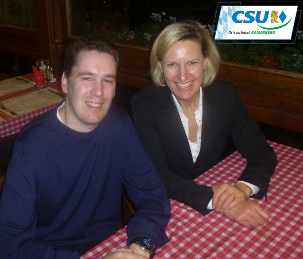 Florian Baumann mit Frau Dr. Angelika Niebler beim Abendessen